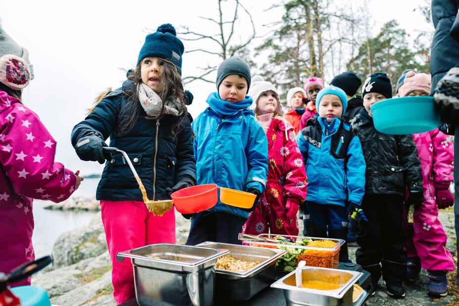 Mealtime in a daycare centre group emphasising physical activity.