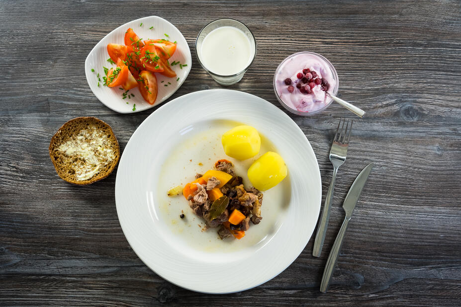 A serving of Karelian stew, a dessert and drink.