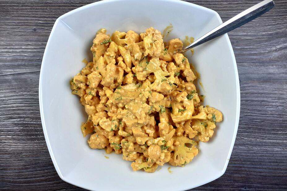 Kulhollinen marinoitua kukkakaalia tikka masala.
