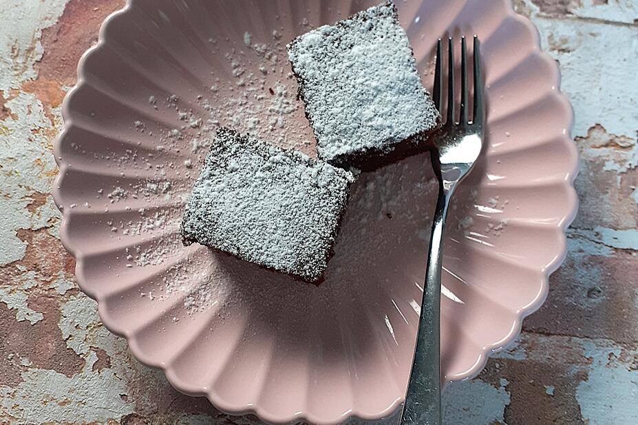 Lautasella pari palaa meksikolaista chili-kaakaokakkua.