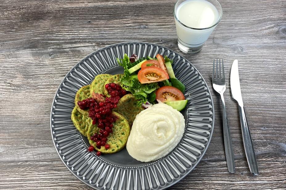 Lautasellinen pinaattiohukaisia ja salaattia