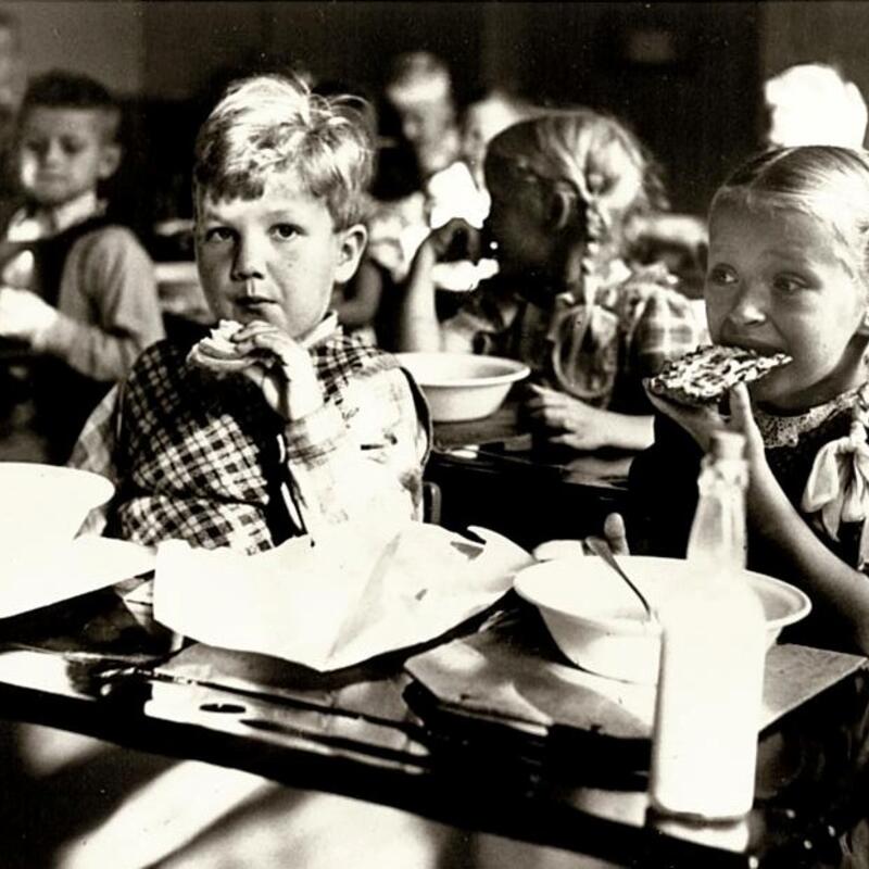 Kouluruokailua 50-luvulla.