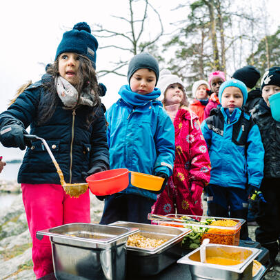 Mealtime in a daycare centre group emphasising physical activity.