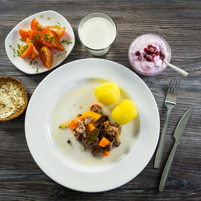 A serving of Karelian stew, a dessert and drink.