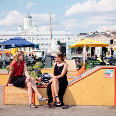 Kaksi naista kauppatorilla.