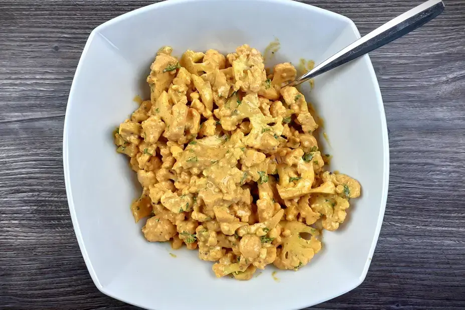 Kulhollinen marinoitua kukkakaalia tikka masala.