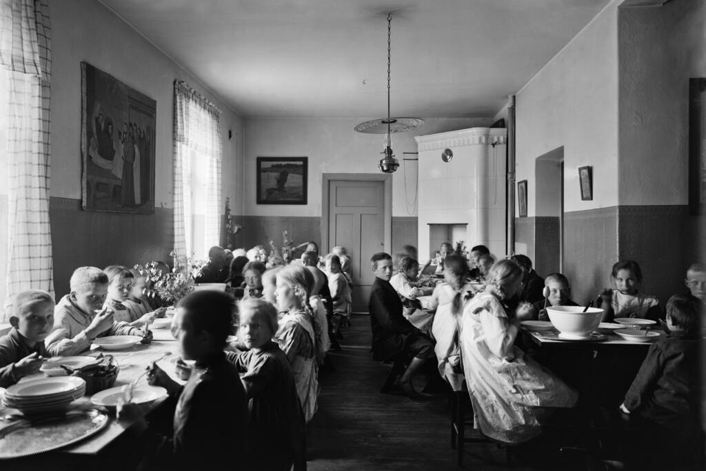 Lapset ruokailemassa Vallilan kansakoulussa 1918.